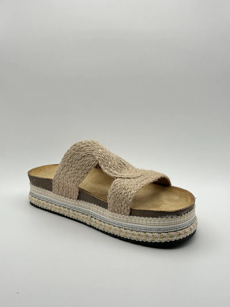 Geflochtene Sandalen mit dicken Sohlen