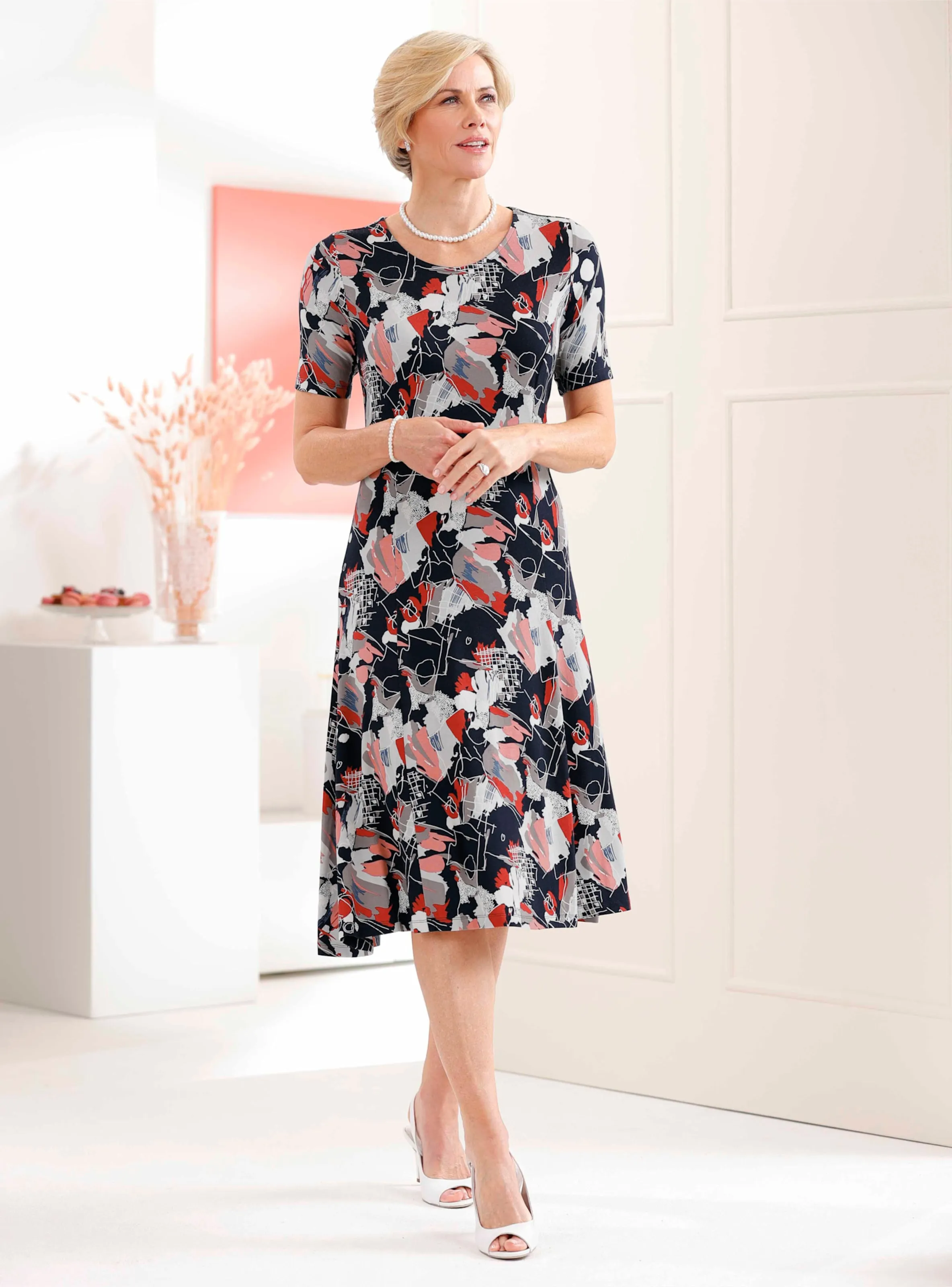 Jersey-Kleid in marine-koralle-bedruckt