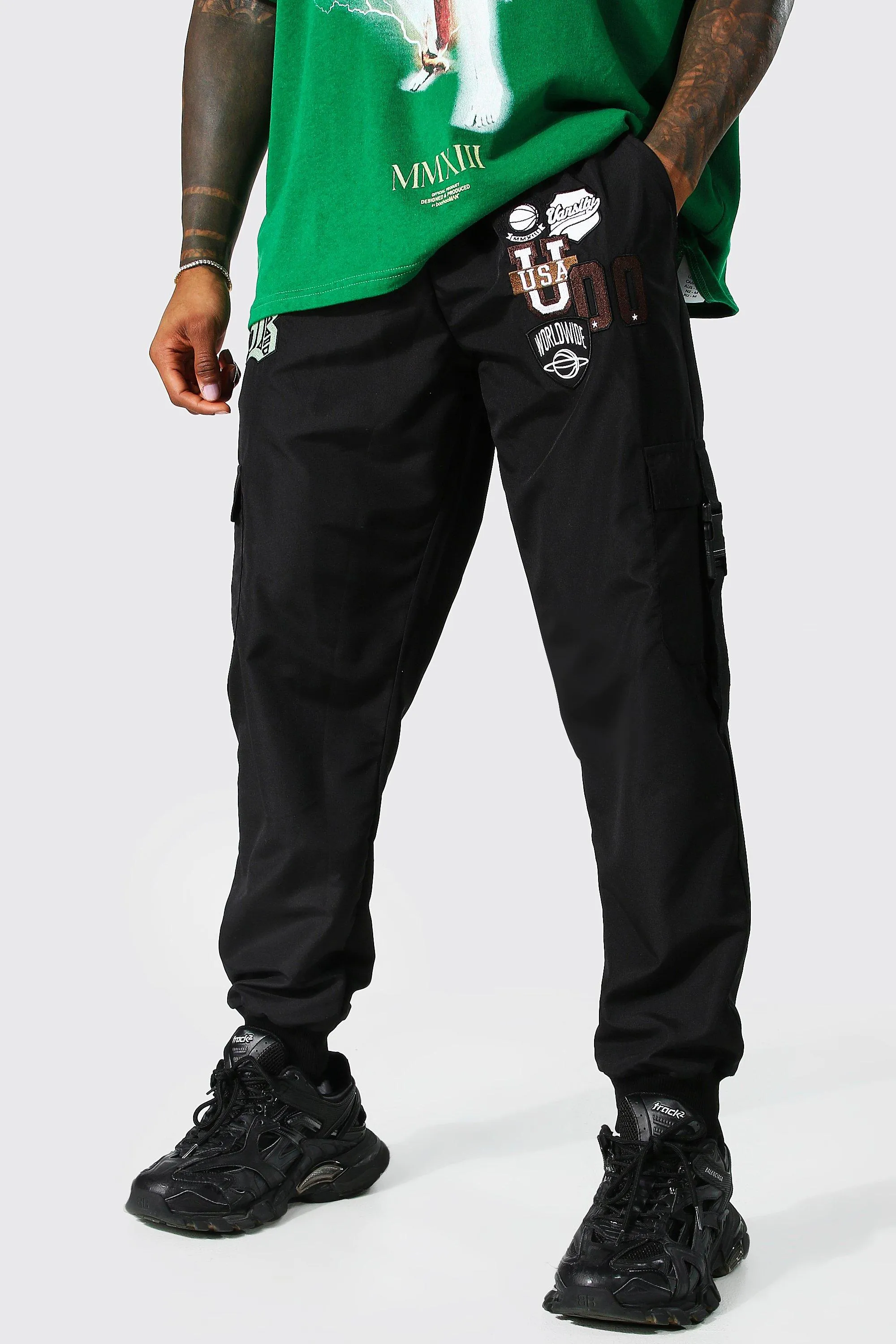 Man Cargo-Hose im College-Stil