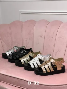 Metallische Sandalen und offene Plateausohlen mit mehreren Riemen