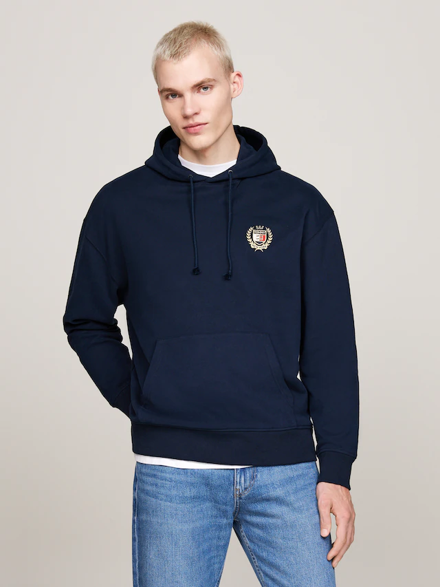 Tommy Jeans Sweatshirt »TJM REG TJ FLAG CREST HOOD EXT«, besticktes Markenlogo auf Brusthöhe